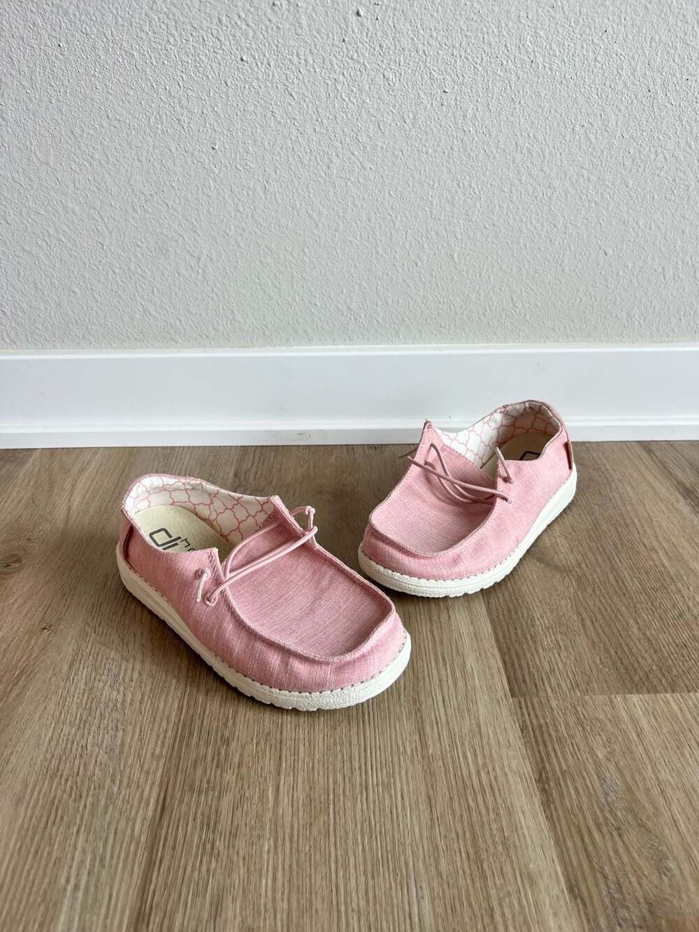 LIKE NEW HEYDUDE Wendy Youth Linen Slip Ons,Cotton Candy Pink,Back to School,13C